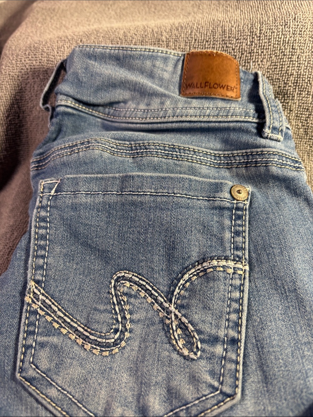 Wallflower Women's Light Blue Skinny Jeans with Contrast Stitching Sz 1, L 28.5”